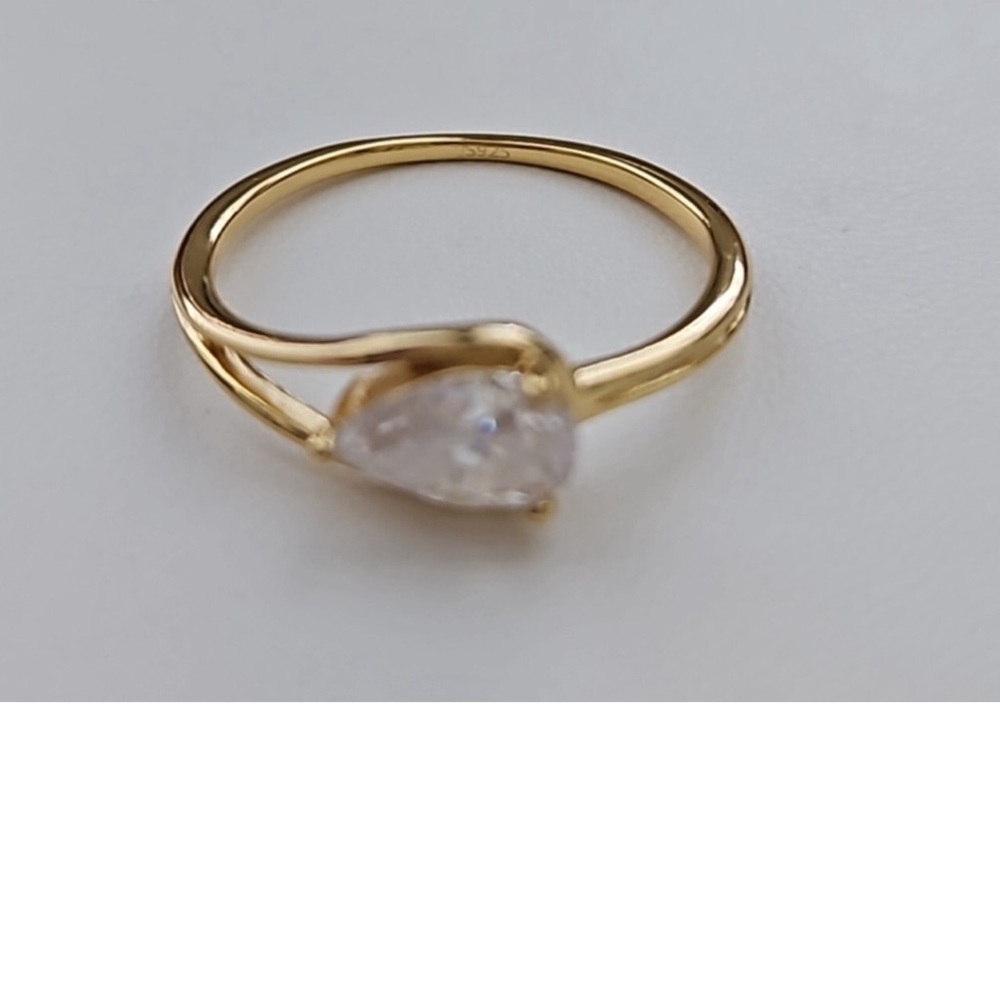 1 CT pear shape in gold plated, in S925 sterling silver